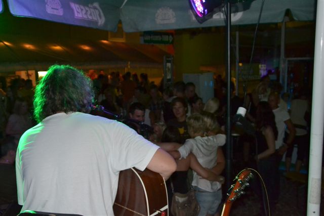 Helmut F. spielt Gitarre vor dem Publikum