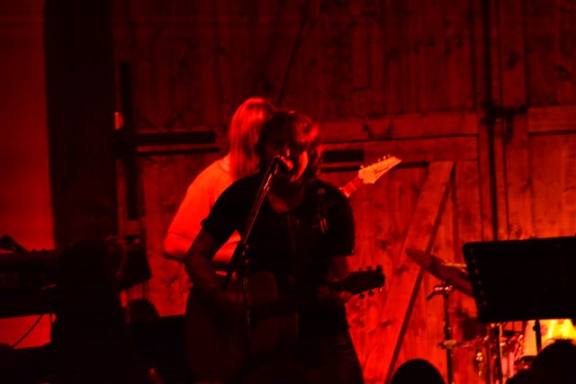 Helmut F. bei einem Konzert in rotem Bühnenlicht